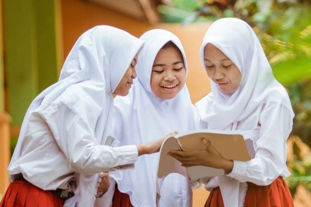 Ilustrasi siswa SD. Cek jadwal libur sekolah di bulan Ramadhan 2025.(Shutterstock/Odua Image)