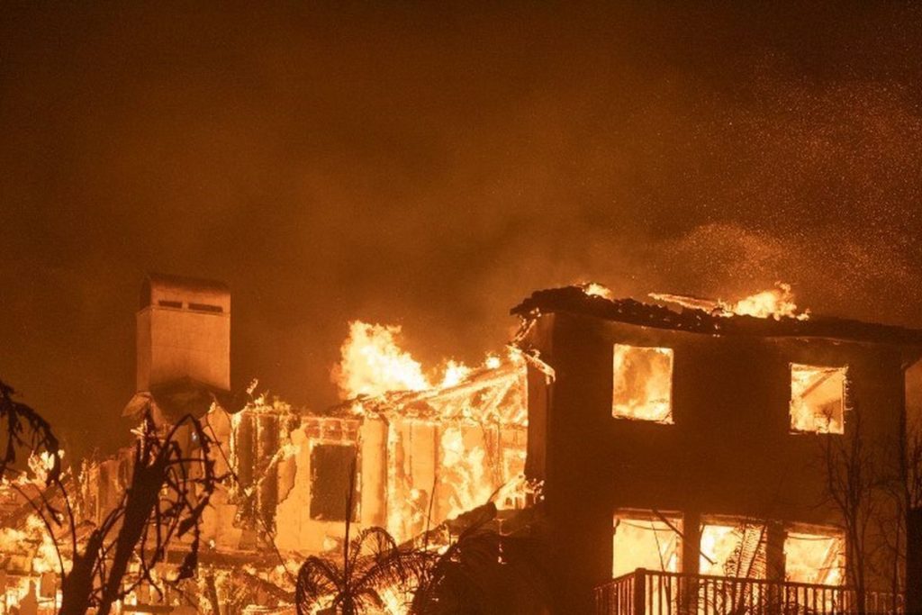 Rumah yang terbakar akibat kebakaran Los Angeles di titik api Palisades Fire, di Pacific Coast Highway, Negara Bagian California, Amerika Serikat, Rabu (8/1/2025).(GETTY IMAGES NORTH AMERICA/APU GOMES via AFP)