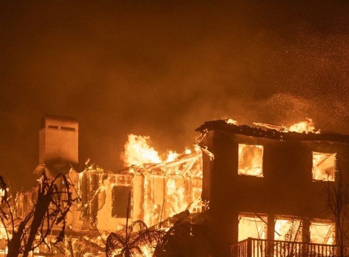 Rumah yang terbakar akibat kebakaran Los Angeles di titik api Palisades Fire, di Pacific Coast Highway, Negara Bagian California, Amerika Serikat, Rabu (8/1/2025).(GETTY IMAGES NORTH AMERICA/APU GOMES via AFP)