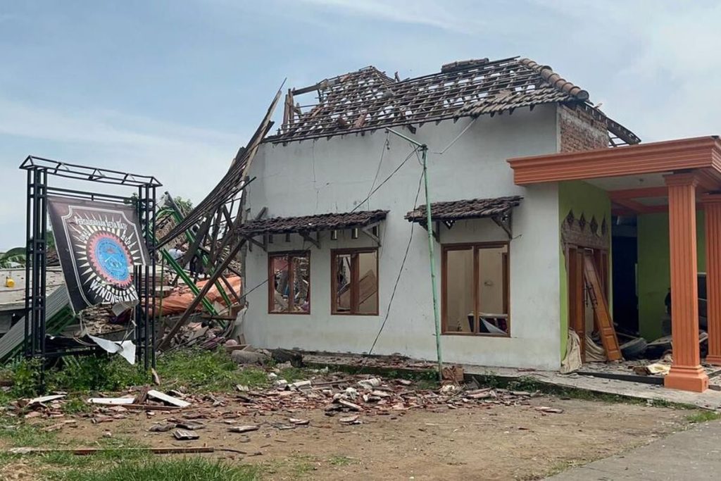 Kondisi rumah yang porak poranda akibat ledakan Kabupaten Mojokerto, Jawa Timur, Senin (13/1/2024) pagi.(Foto : Kompas.com/Polres Mojokerto)