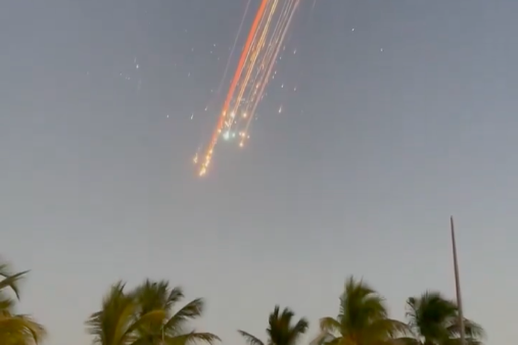 Rekaman video puing-puing roket Starship setelah meledak.(X/Twitter)