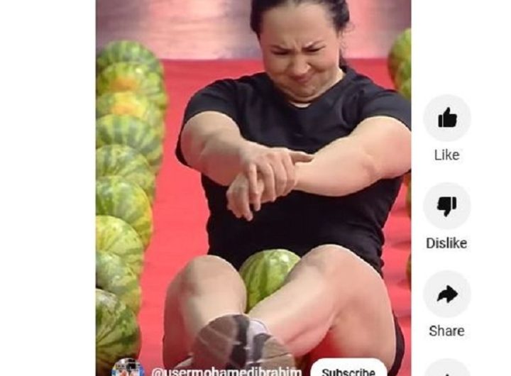 Gozde Dogan, seorang perempuan Turkiye, memecahkan rekor dunia setelah menghancurkan lima buah semangka dalam waktu 60 detik hanya dengan menggunakan pahanya. (Tangkapan Layar)
