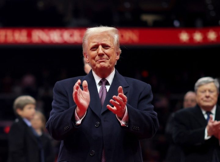 Donald Trump saat mengucapkan sumpah dalam pelantikan presiden Amerika Serikat di Gedung Capitol, Washington DC, Senin (20/1/2025). Terpisah, Presiden AS Donald Trump bersumpah akan melancarkan perang tarif, dalam pidato pelantikannya sebagai Presiden ke-47 Amerika Serikat pada Senin.(AFP/SAUL LOEB)