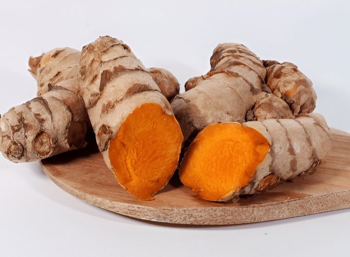 Akar kunyit dengan irisan dai talenan dan latar belakang putih (Tangkapan Layar)