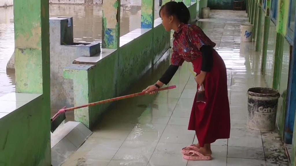 Banjir Rob Menerjang Cirebon, Kegiatan Belajar Mengajar (Foto : Darfan)