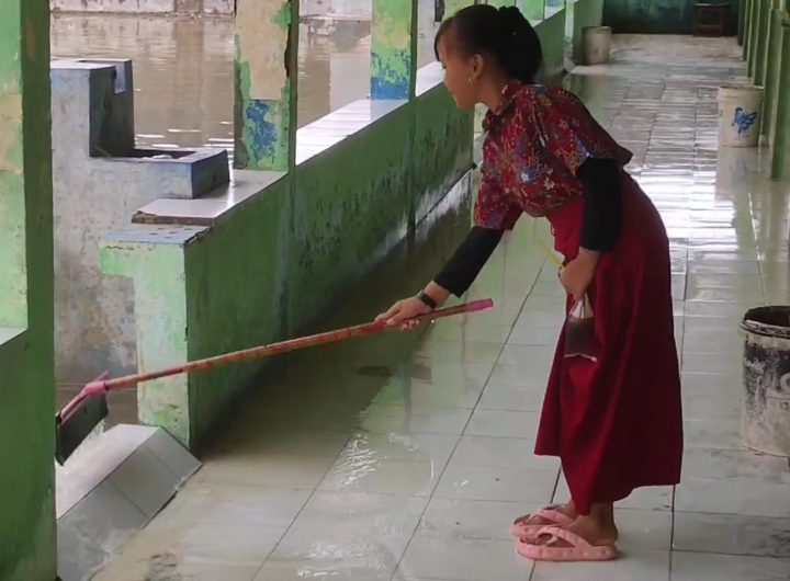 Banjir Rob Menerjang Cirebon, Kegiatan Belajar Mengajar (Foto : Darfan)