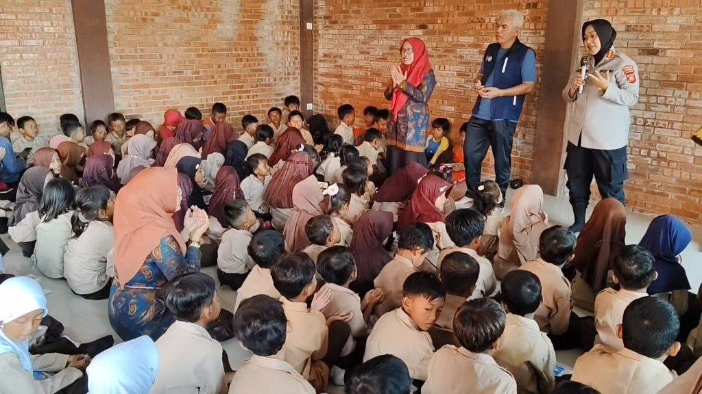 Polresta Cirebon mengunjungi tempat pengungsian bajir rob (Foto : Darfan)