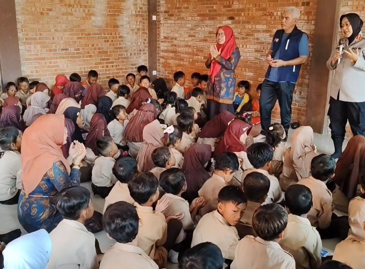 Polresta Cirebon mengunjungi tempat pengungsian bajir rob (Foto : Darfan)