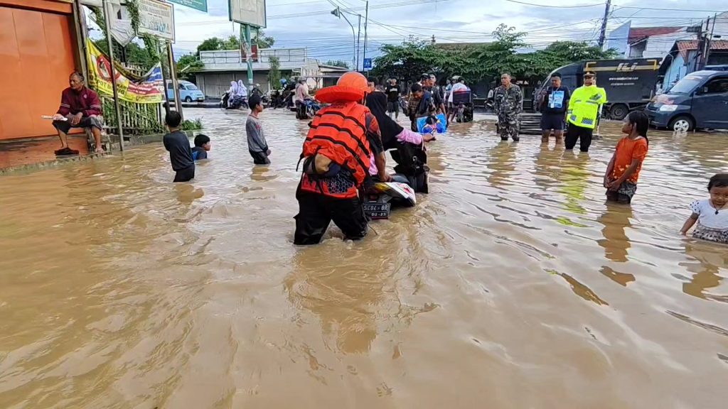 Banjir melanda beberapa kecamatan di Kabupaten Kuningan (Foto : Darfan)