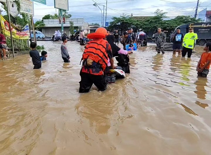 Banjir melanda beberapa kecamatan di Kabupaten Kuningan (Foto : Darfan)
