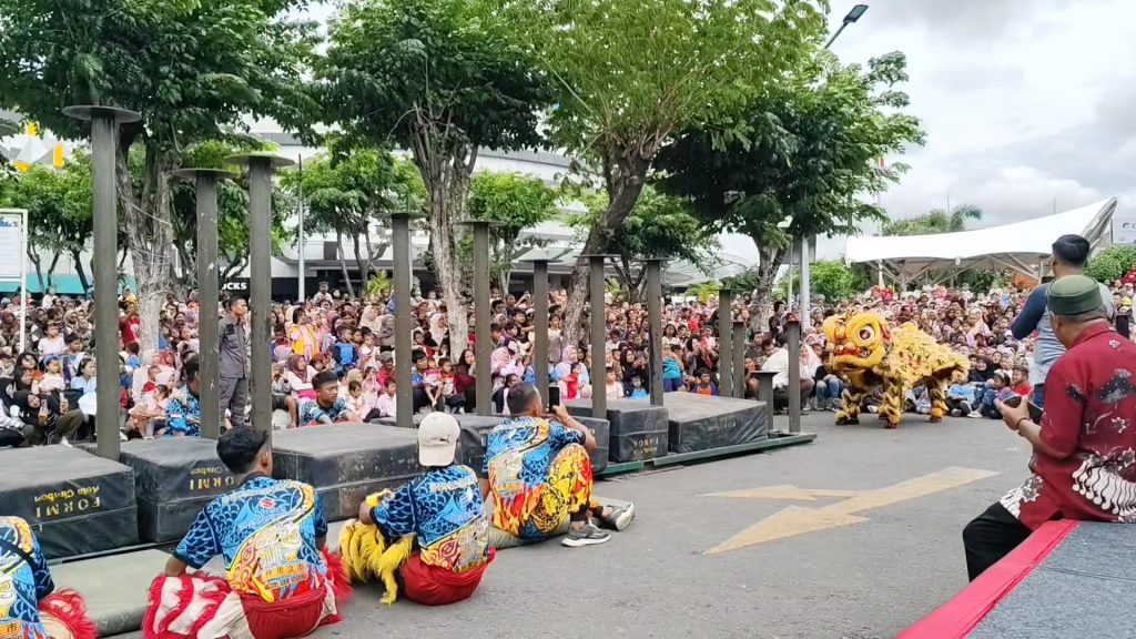 Atraksi barongsai disalah satu mall di Cirebon (Foto : Darfan)