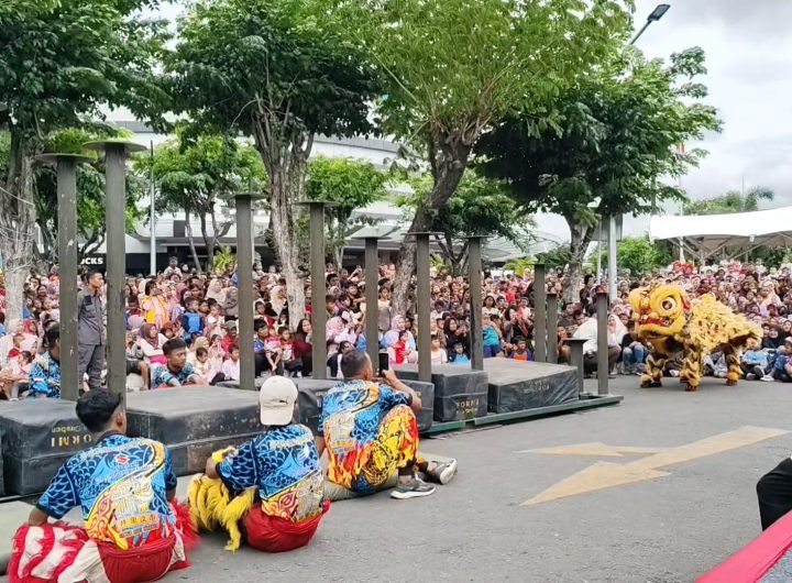 Atraksi barongsai disalah satu mall di Cirebon (Foto : Darfan)