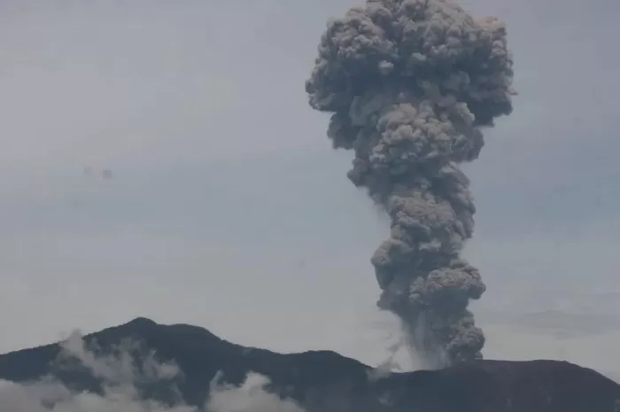 Gunung Marapi Meletus Rabu Malam Disertai Suara Dentuman Keras (antaranews.com)