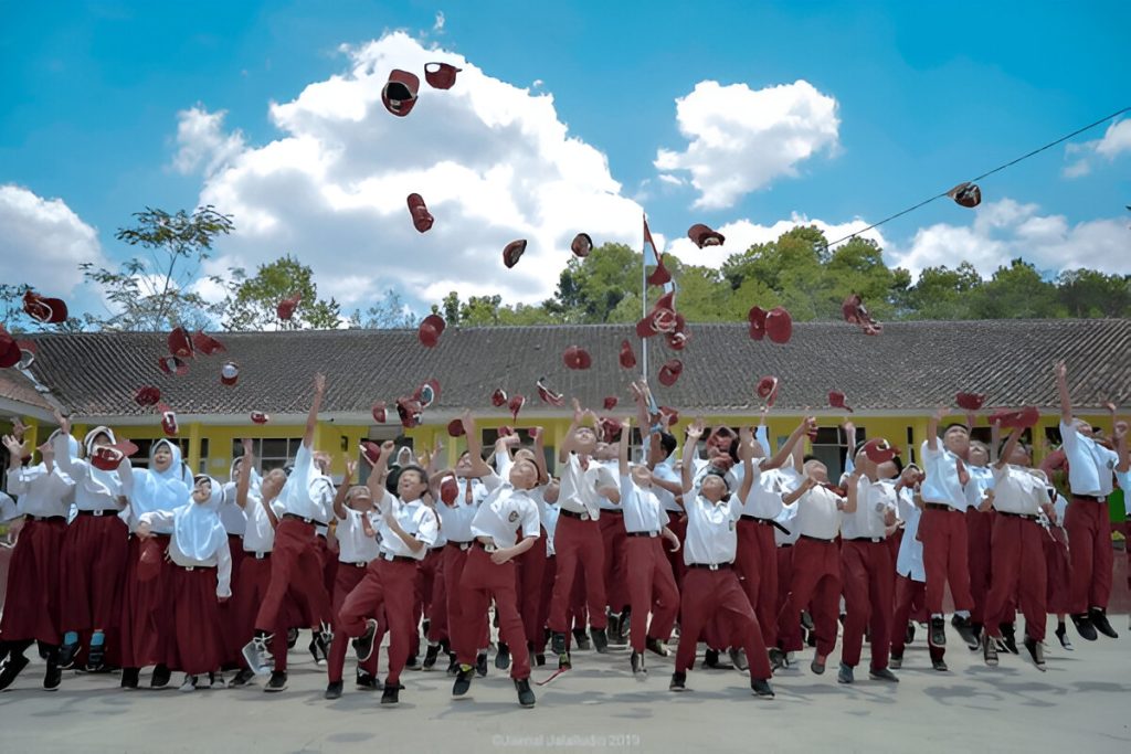 Siswa SD merayakan kelulusan dengan cara melempar topi (Tangkapan Layar)