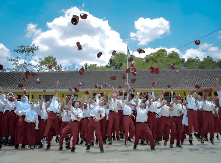 Siswa SD merayakan kelulusan dengan cara melempar topi (Tangkapan Layar)