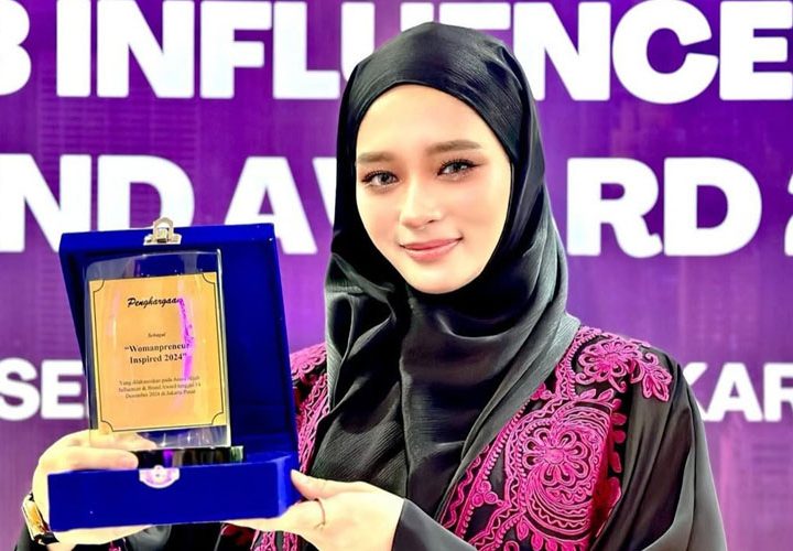 Inara Rusli raih penghargaan Independent Woman Inspired Award. (FOTO: Instagram @mommy_starla)