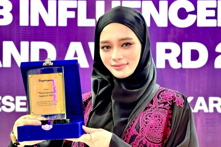 Inara Rusli raih penghargaan Independent Woman Inspired Award. (FOTO: Instagram @mommy_starla)