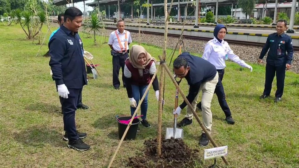 KAI Daop 3 Cirebon bersama DLH Kota Cirebon melaksanakan kegiatan penanaman satu juta pohon di berbagai Stasiun di Cirebon (Foto : Darfan)