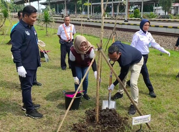 KAI Daop 3 Cirebon bersama DLH Kota Cirebon melaksanakan kegiatan penanaman satu juta pohon di berbagai Stasiun di Cirebon (Foto : Darfan)