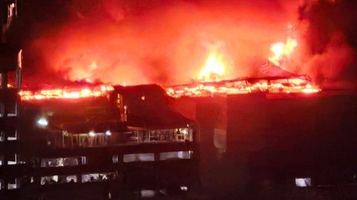 Kebakaran besar melanda Glodok Plaza, Jakarta Barat pada Rabu (15/1/2025) malam. (Tangkapan Layar)