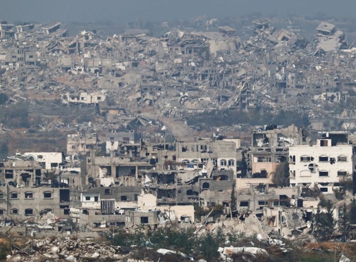 Pemandangan bangunan yang rusak di Jalur Gaza utara, di tengah konflik yang sedang berlangsung di Gaza antara Israel dan Hamas, seperti yang terlihat dari sisi perbatasan Israel. (REUTERS/Amir)