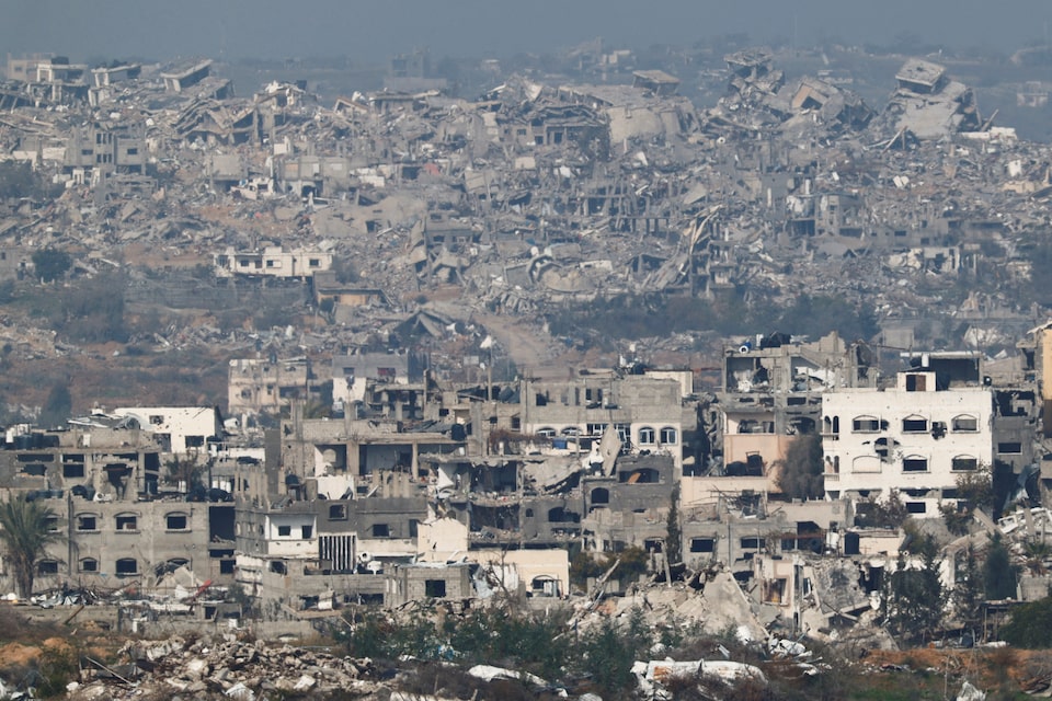 Pemandangan bangunan yang rusak di Jalur Gaza utara, di tengah konflik yang sedang berlangsung di Gaza antara Israel dan Hamas, seperti yang terlihat dari sisi perbatasan Israel. (REUTERS/Amir)