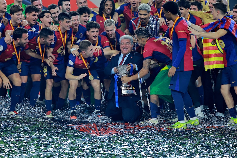 Barcelona merayakan keberhasilan menjuarai Piala Super Spanyol 2025. REUTERS/Stringer