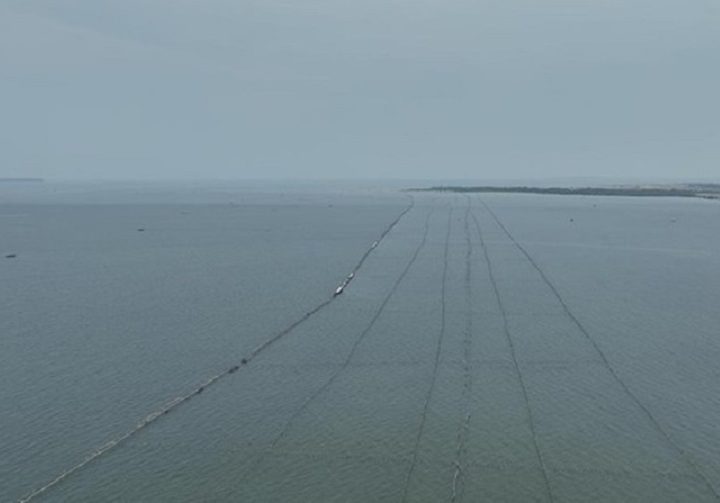 Pagar laut misterius membentang 30,16 km di 6 kecamatan pesisir Kabupaten Tangerang, (Foto: Atjehwatch)