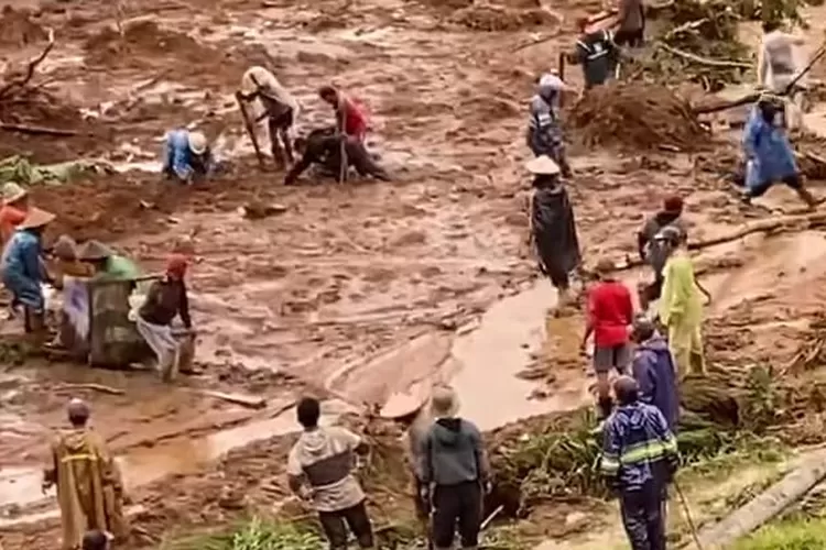 Ini identitas 15 korban tewas dalam musibah tanah longsor di Petungkriyono Kabupaten Pekalongan. Sejumlah warga dan tim SAR mengevakuasi korban tewas. (FB/Batang Update)