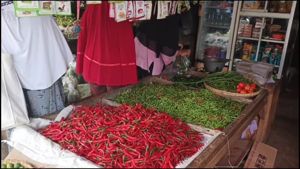 Pedagang Cabai di Pasar Harjamukti Enggan Menjual Cabai Setan Karena Harga Meroket (Foto : Darfan)