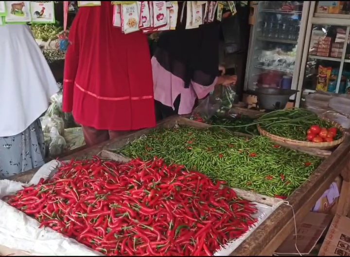 Pedagang Cabai di Pasar Harjamukti Enggan Menjual Cabai Setan Karena Harga Meroket (Foto : Darfan)