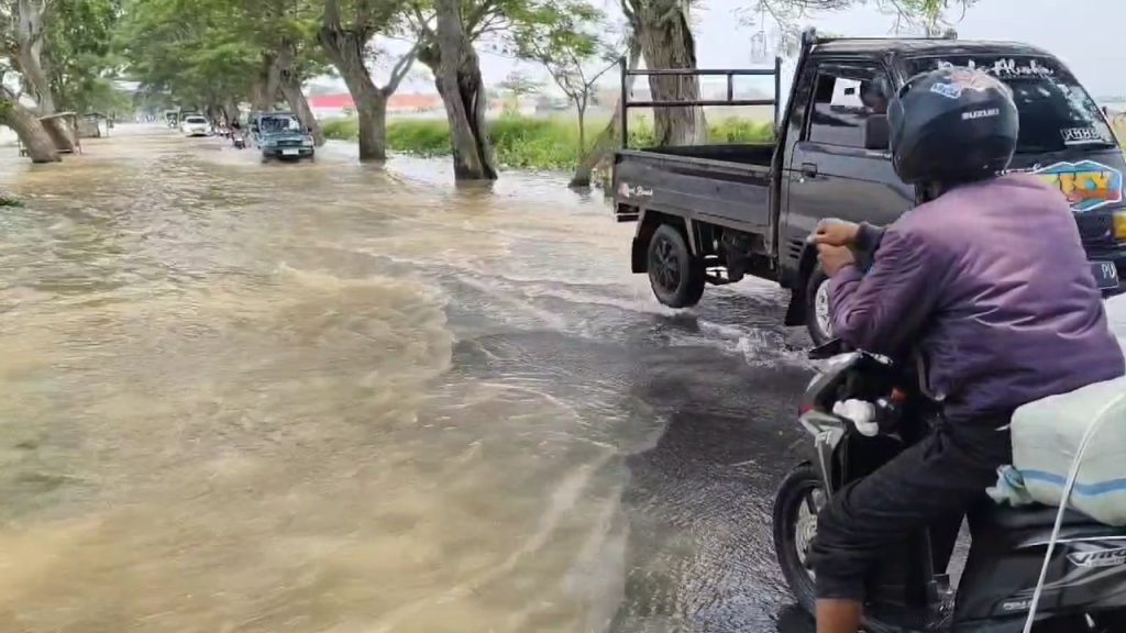 Banjir merendam jalan penghubung Kabupeten Cirebon dan Indramayu (Foto : Darfan)