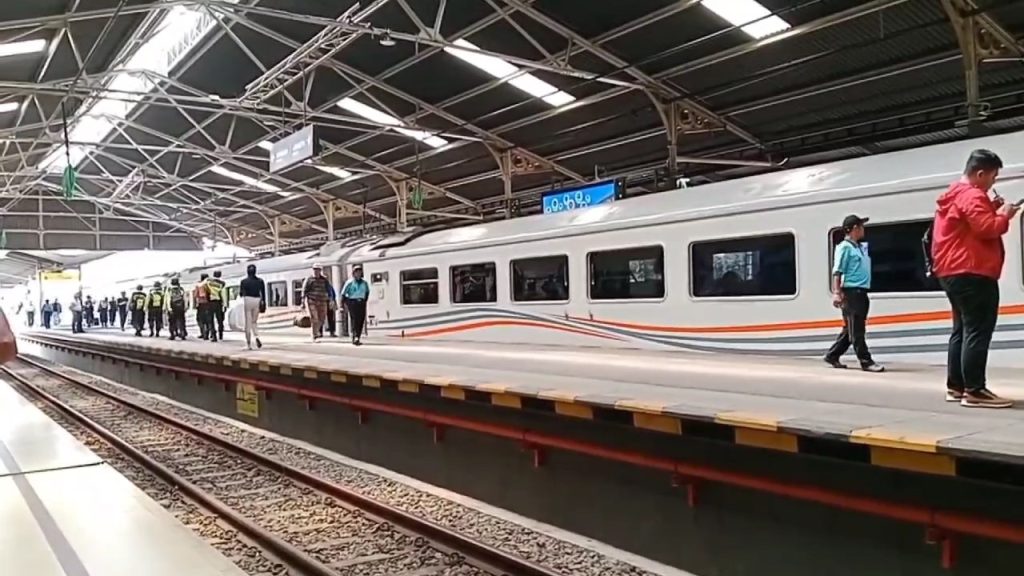 Perjalanan kereta api di Satsiun Cirebon (Foto : Darfan)