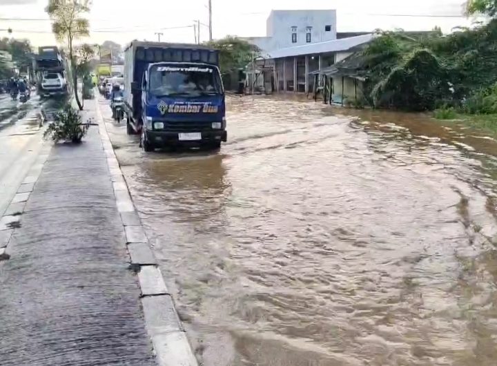Lalu Lintas Di Pantura Cirebon Tersendat akibat banjir (Foto : Darfan)