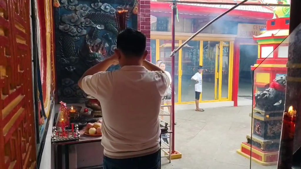 Umat Tionghoa Merayakan Imlek di Vihara Dewi Welas Asih (Foto : Darfan)
