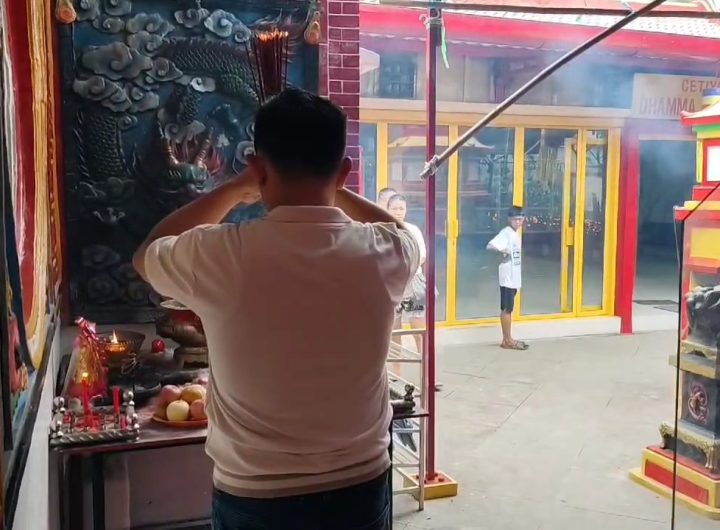 Umat Tionghoa Merayakan Imlek di Vihara Dewi Welas Asih (Foto : Darfan)
