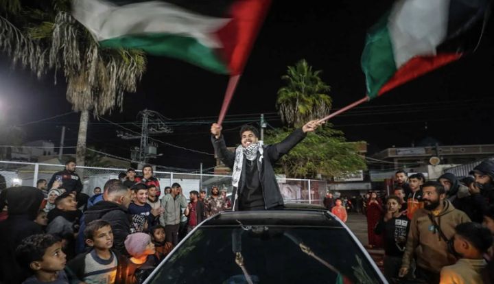 Warga Palestina merayakan gencatan senjata Hamas-Israel. (Foto: EFE-EPA)