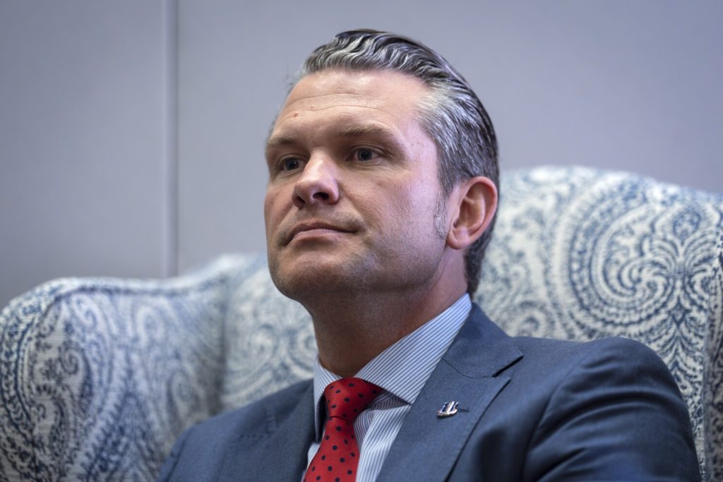 Pete Hegseth, calon menteri pertahanan yang dicalonkan Presiden terpilih Donald Trump, menanggapi wartawan selama pertemuan dengan Senator Mike Rounds, RS.D., anggota Komite Angkatan Bersenjata Senat, di Capitol di Washington, 5 Desember 2024. (Foto AP/J. Scott Applewhite, Arsip)