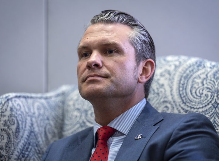 Pete Hegseth, calon menteri pertahanan yang dicalonkan Presiden terpilih Donald Trump, menanggapi wartawan selama pertemuan dengan Senator Mike Rounds, RS.D., anggota Komite Angkatan Bersenjata Senat, di Capitol di Washington, 5 Desember 2024. (Foto AP/J. Scott Applewhite, Arsip)
