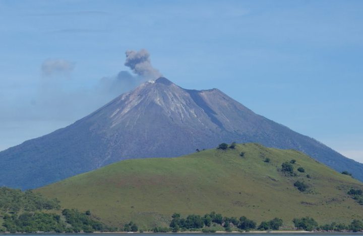Gunung Api Ile Lewotolong yang kerap mengeluarkan abu vulkanik.(foto : kornelis rahalaka/floresgenuine)