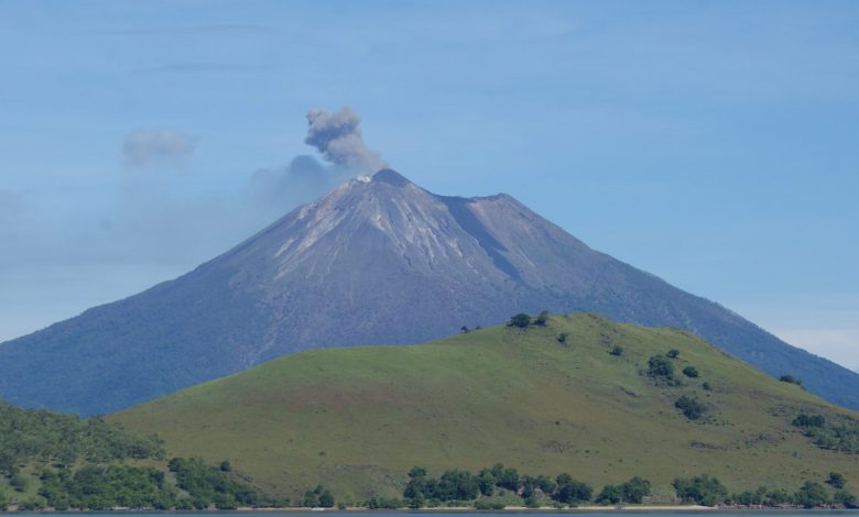 Gunung Api Ile Lewotolong yang kerap mengeluarkan abu vulkanik.(foto : kornelis rahalaka/floresgenuine)