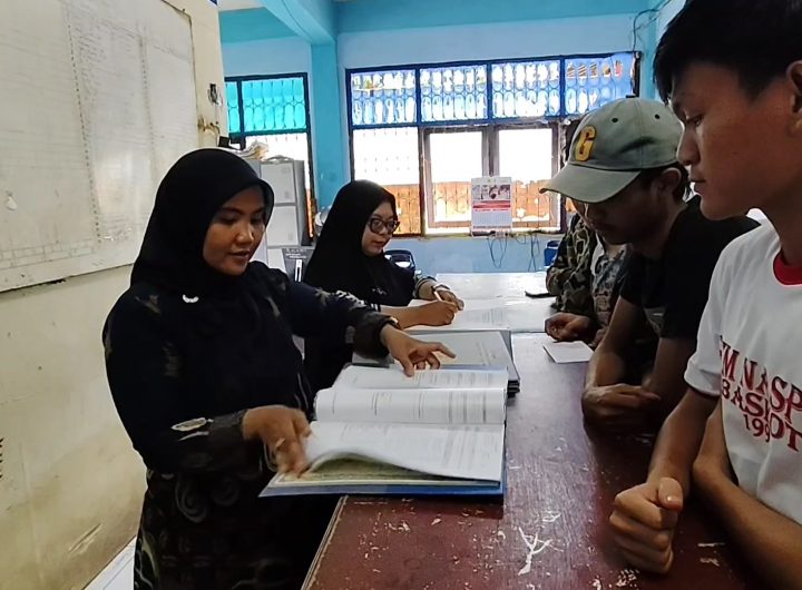 Beberapa siswa sedang mengambil ijazah disalahsatu sekolah di Kota Cirebon (Foto : Darfan)