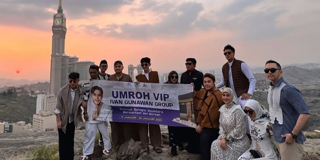 Potret Ivan Gunawan Ajak Karyawan Ikut Umroh, Ungkap Sebagai Perjalanan Spiritual Penuh Berkah (©Potret Ivan Gunawan Ajak Karyawan Ikut Umroh (credit: instagram/ivan_gunawan)