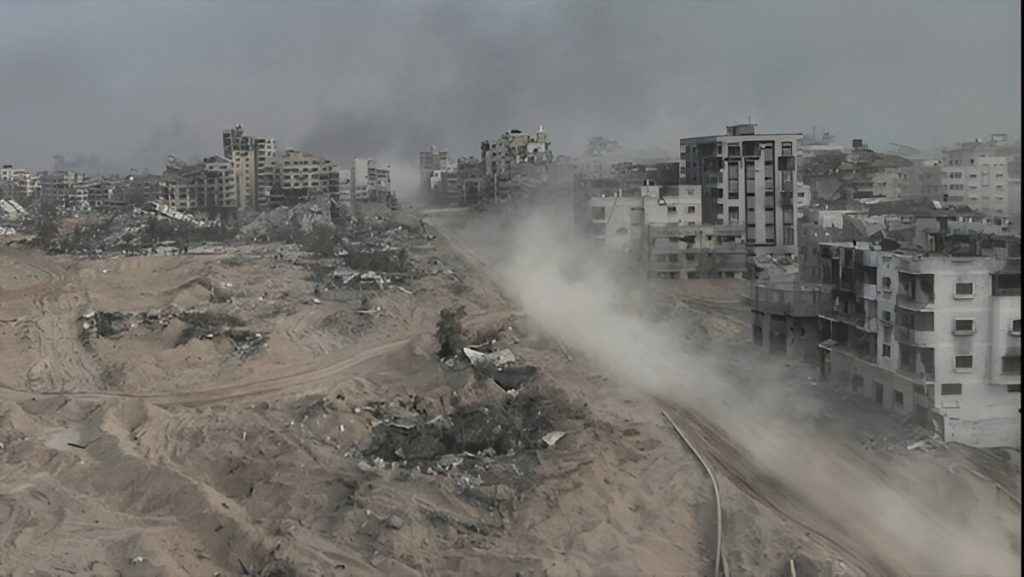 Tank melaju di tengah debu di kamp pengungsi al-shati, Gaza (shutterstock.com)