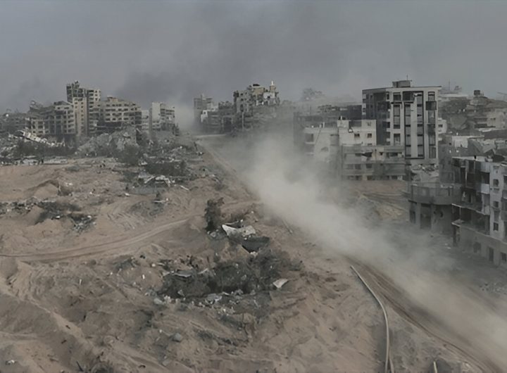 Tank melaju di tengah debu di kamp pengungsi al-shati, Gaza (shutterstock.com)
