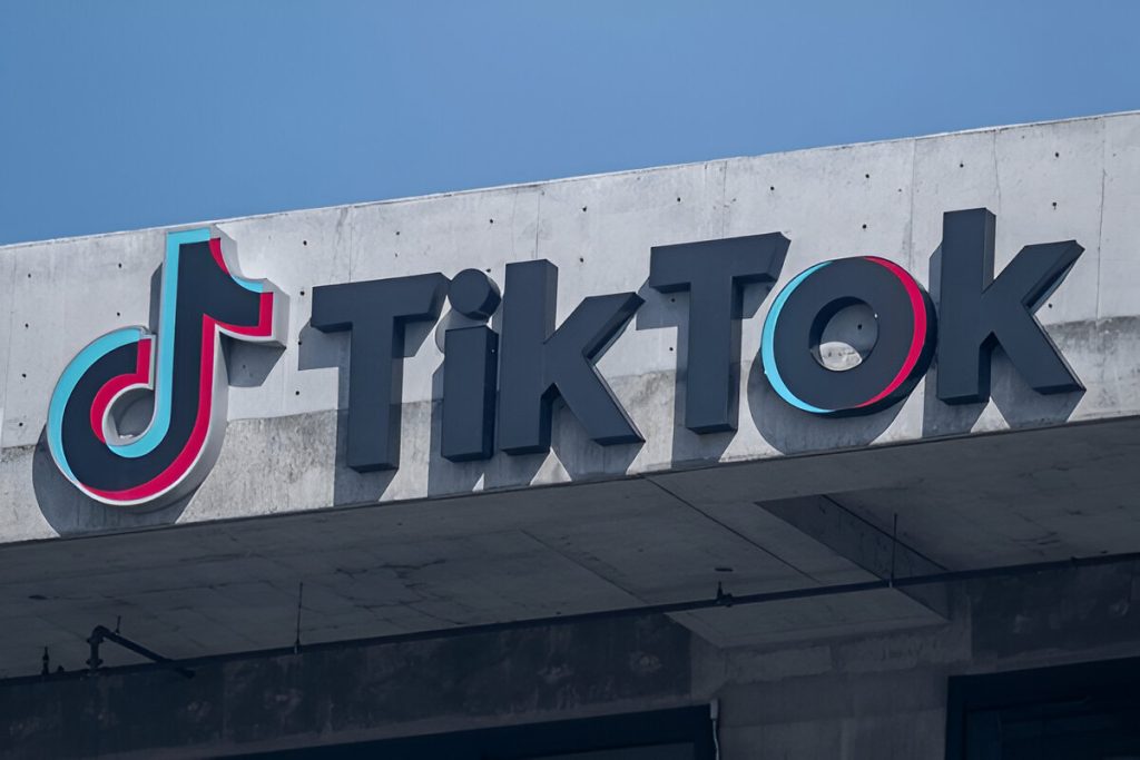 Tanda TikTok dipajang di gedung kantor pusat TikTok Inc. di Culver City, California (shutterstock.com)