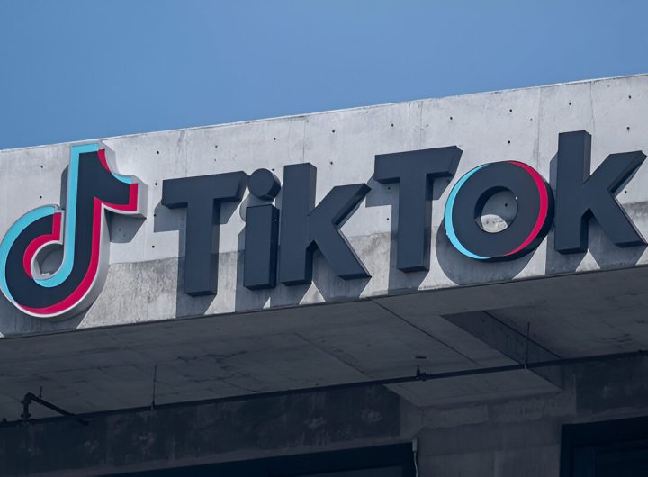 Tanda TikTok dipajang di gedung kantor pusat TikTok Inc. di Culver City, California (shutterstock.com)