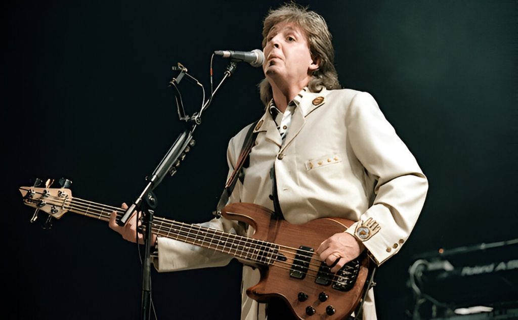 Paul McCartney tampil di konser Empat Juli di stadion sepak bola Robert F. Kennedy. ()shutterstock.com