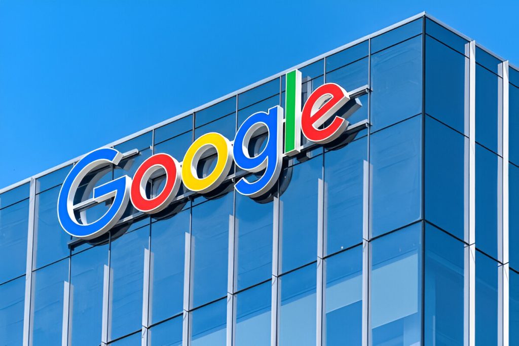 Logo Google di gedung pencakar langit di distrik pusat kota Toronto, Kanada (shutterstock.com)