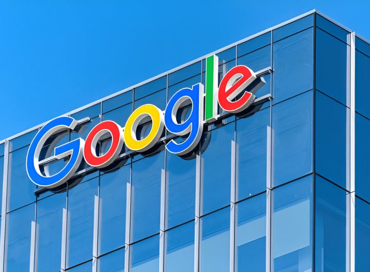Logo Google di gedung pencakar langit di distrik pusat kota Toronto, Kanada (shutterstock.com)